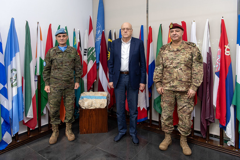 Il generale Aroldo Lazaro, comandante in capo di Unifil (sx), accanto al premier uscente libanese Najib Miqati e al generale Joseph Aoun, comandante in capo delle forze armate libanesi.